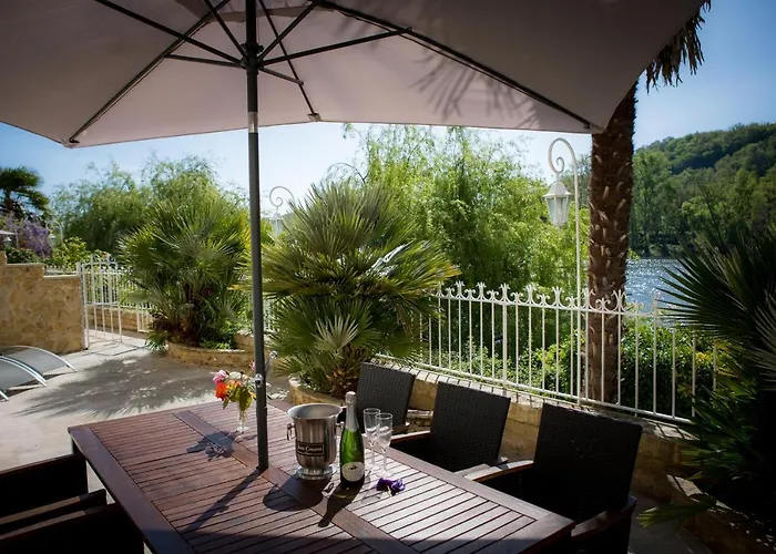 Les Magnolias Bed & Breakfast 4*